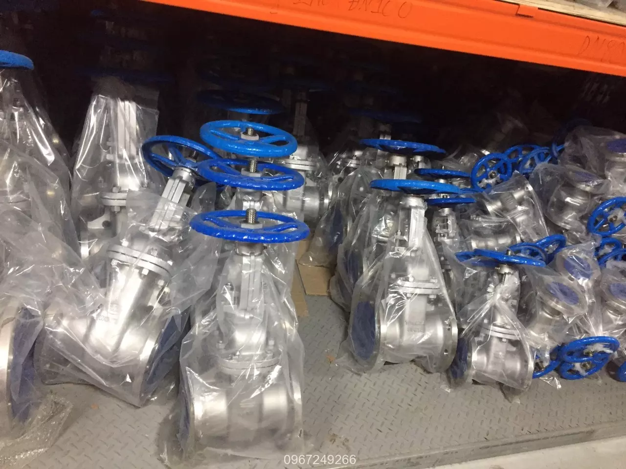 Va cổng inox tại kho hàng Tuấn Hưng Phát