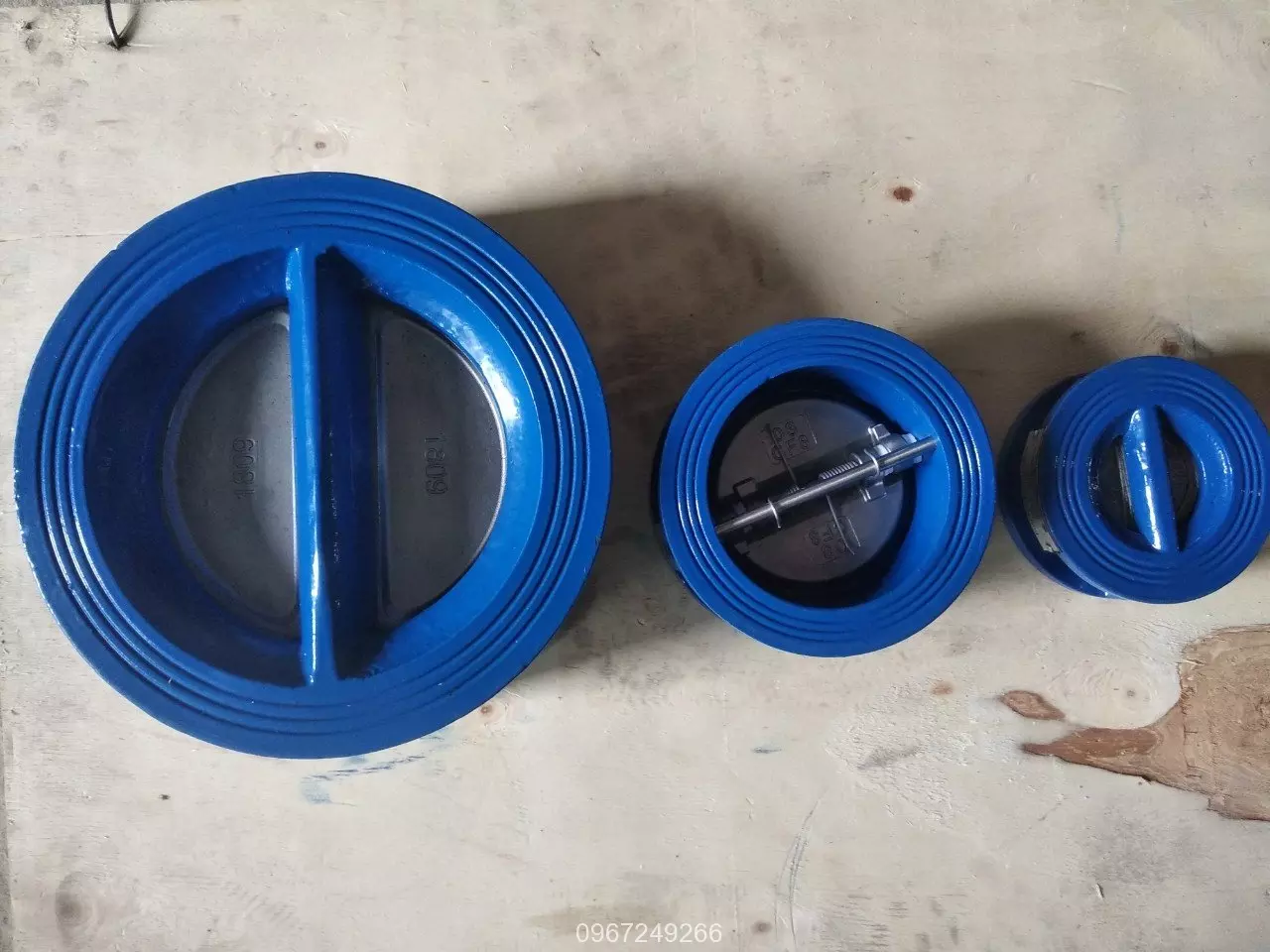 Van 1 chiều cánh bướm tại Tuấn Hưng Phát