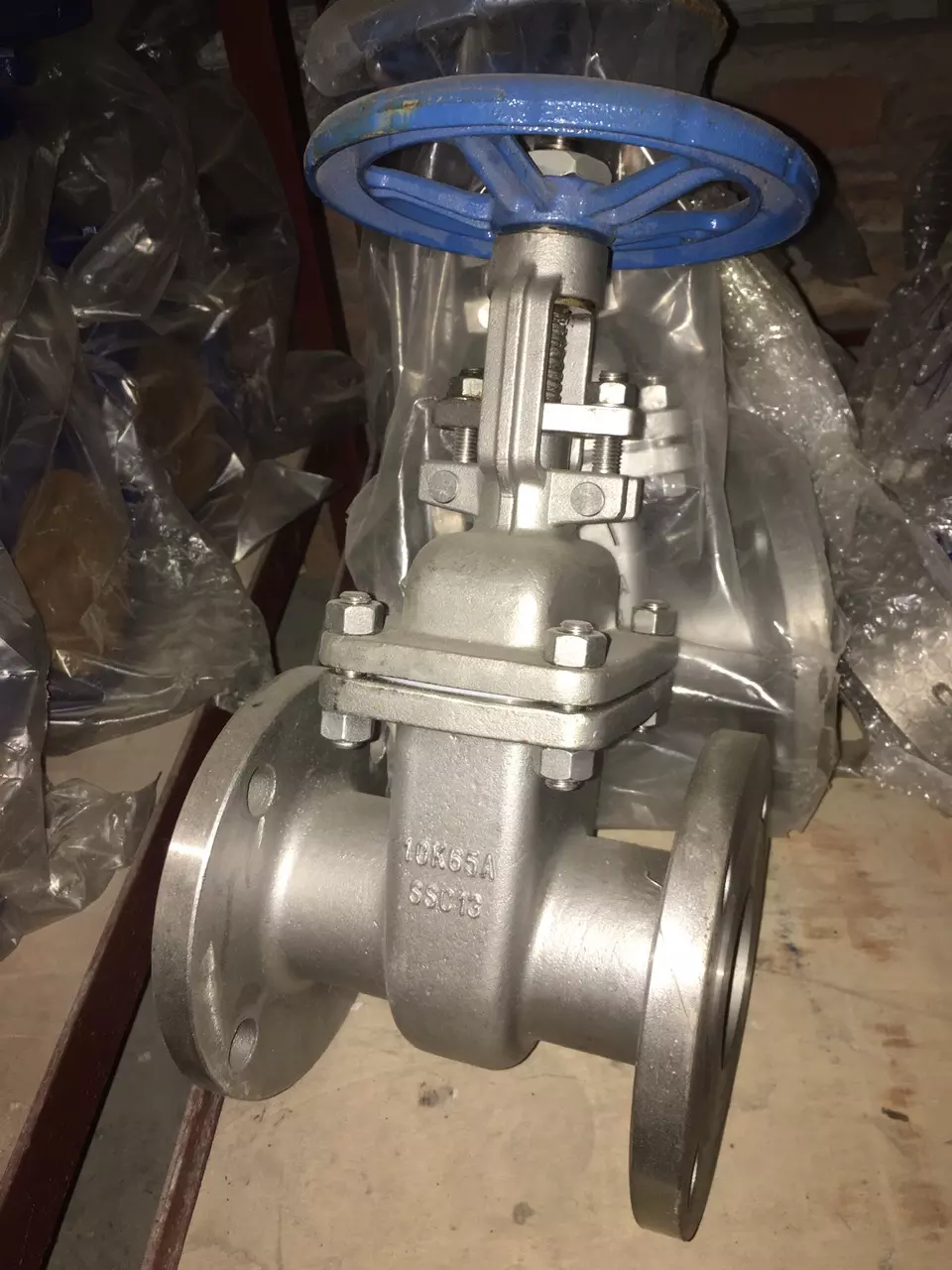 Van cổng ty nổi chất liệu inox